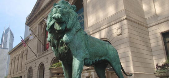 lion statue outside art institute of chicago 