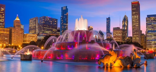 Buckingham fountain light show in the evening at grant park